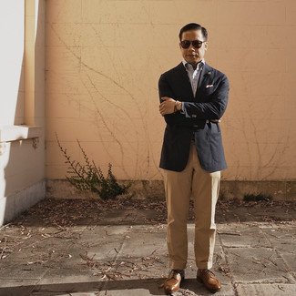 Как носить черный пиджак с светло-коричневыми классическими брюками мужчине