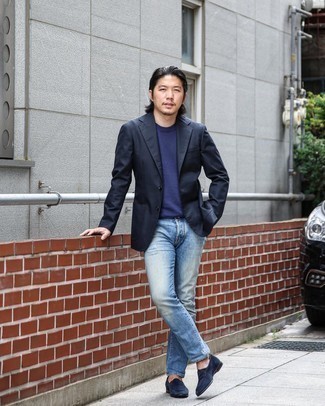 Как носить черный пиджак с голубыми рваными джинсами мужчине