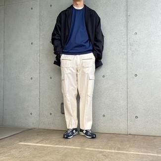 Как носить черный пиджак с темно-синими кроссовками мужчине