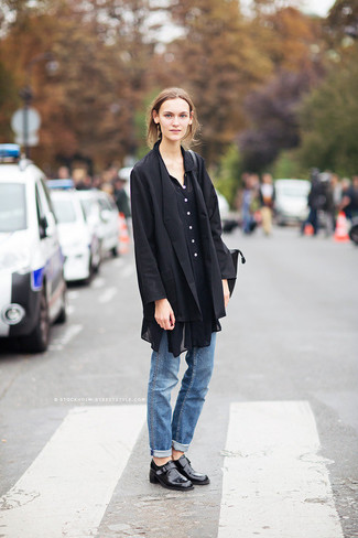 Как носить черный пиджак с темно-синими джинсами-бойфрендами