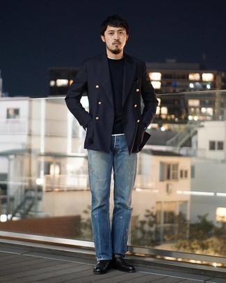 Как носить черный пиджак с темно-синими джинсами мужчине