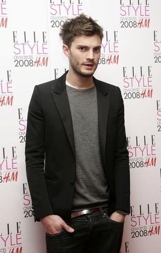 Как носить черный пиджак с темно-синими джинсами мужчине