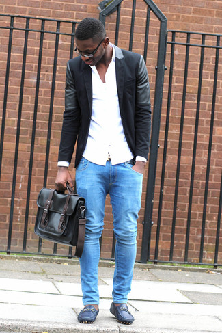 Как носить черный пиджак с темно-синими джинсами мужчине