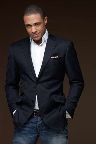 Как носить черный пиджак с темно-синими джинсами мужчине