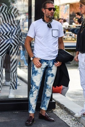 Как носить черный пиджак с темно-синими джинсами мужчине