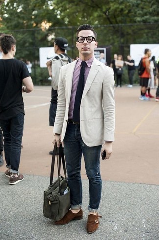 Как носить черный пиджак с темно-синими джинсами мужчине