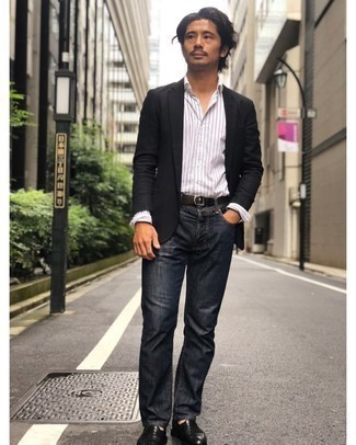 Как носить черный пиджак с темно-синими джинсами мужчине