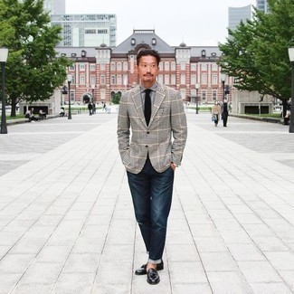 Как носить черный пиджак с темно-синими джинсами мужчине