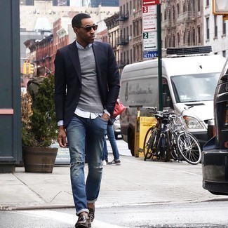 Как носить черный пиджак с темно-синими джинсами мужчине