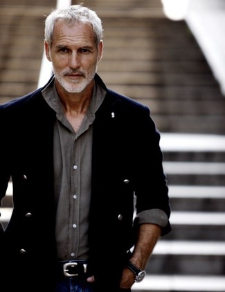 Как носить черный пиджак с темно-синими джинсами мужчине