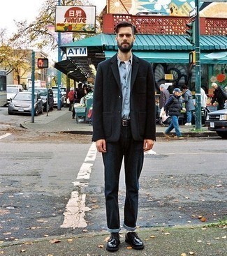 Как носить черный пиджак с темно-синими джинсами мужчине