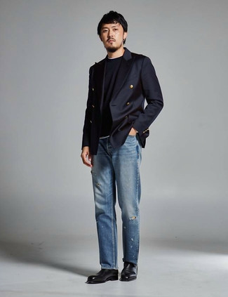Как носить черный пиджак с темно-синими рваными джинсами мужчине