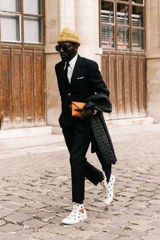 Какие пуховики носить с черным пиджаком мужчине