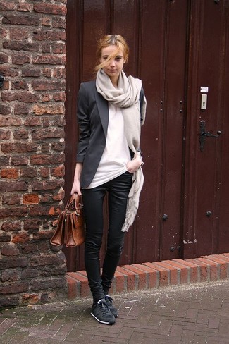 Какие узкие брюки носить с черным пиджаком