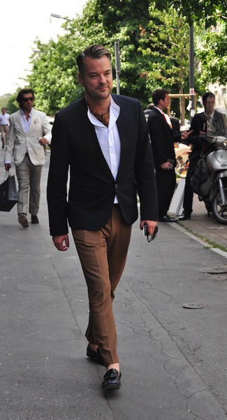 Какие лоферы с кисточками носить с черным пиджаком