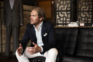 Как носить черный пиджак с белыми классическими брюками мужчине