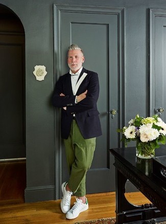 Как носить черный пиджак с белыми кожаными низкими кедами мужчине