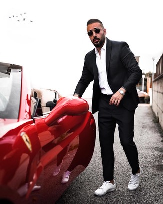 Как носить черный пиджак с белыми кожаными низкими кедами мужчине