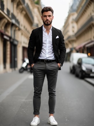 Как носить черный пиджак с белыми низкими кедами мужчине