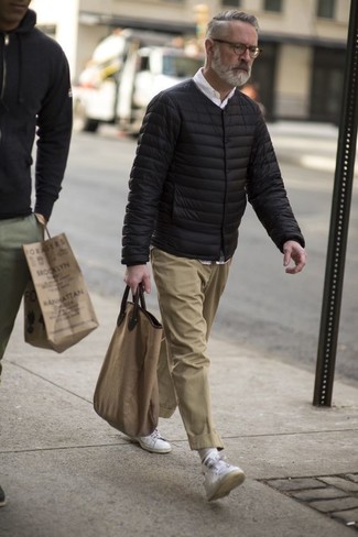 Как носить черный бомбер с бежевыми брюками чинос