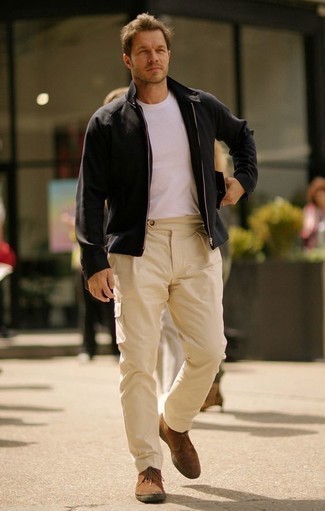 Как носить черный бомбер с бежевыми брюками чинос