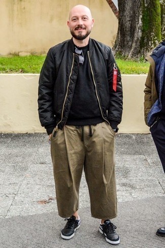 Как носить черный бомбер с бежевыми брюками чинос