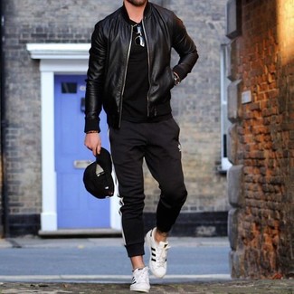 Как носить черный бомбер с черно-белыми спортивными штанами мужчине