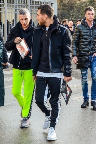 Как носить черный бомбер с черно-белыми спортивными штанами мужчине