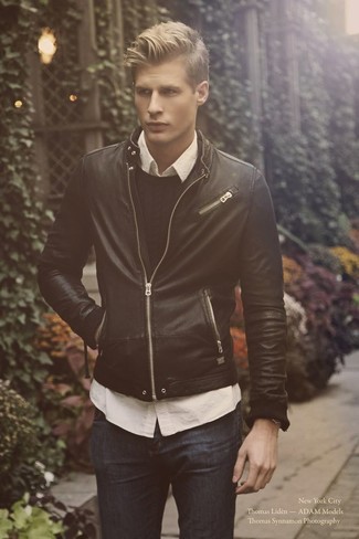 Как носить черный бомбер с черным вязаным свитером мужчине