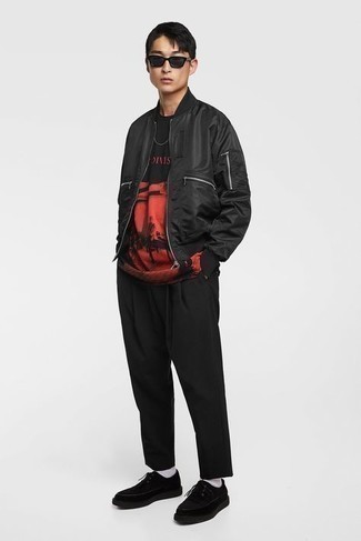 Как носить черный бомбер с черными низкими кедами из плотной ткани мужчине