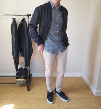 Как носить черный бомбер с черными низкими кедами из плотной ткани мужчине