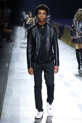 Как носить черный бомбер с черными брюками чинос