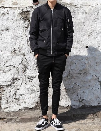 Как носить черный бомбер с черными брюками чинос