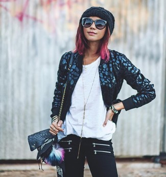 Как носить черный бомбер с черными джинсами женщине