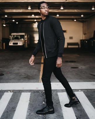 Как носить черный бомбер с черными кожаными повседневными ботинками мужчине