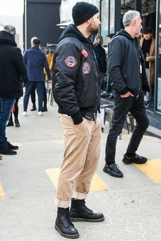 Как носить черный бомбер с черными кожаными повседневными ботинками мужчине