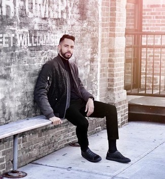 Как носить черный бомбер с черными кожаными низкими кедами мужчине