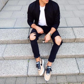 Как носить черный бомбер с черными рваными джинсами мужчине