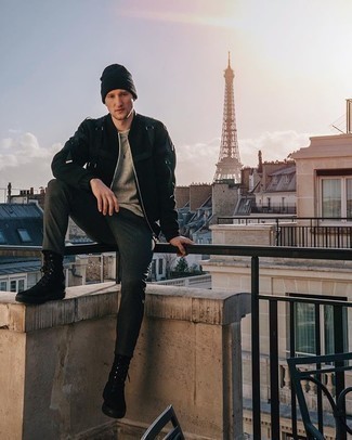 Как носить черный бомбер с черными замшевыми повседневными ботинками мужчине