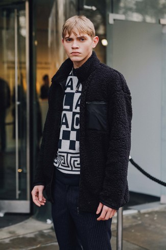 Как носить черный бомбер с синим свитером с круглым вырезом мужчине