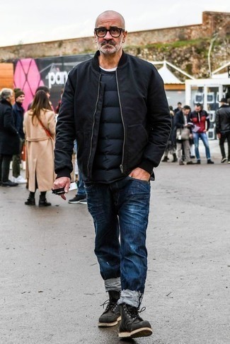 Как носить черный бомбер с синим свитером с круглым вырезом мужчине