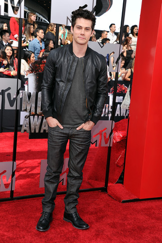 Какие повседневные ботинки носить с черным бомбером мужчине