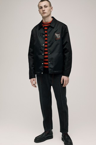 Какие повседневные ботинки носить с черным бомбером мужчине