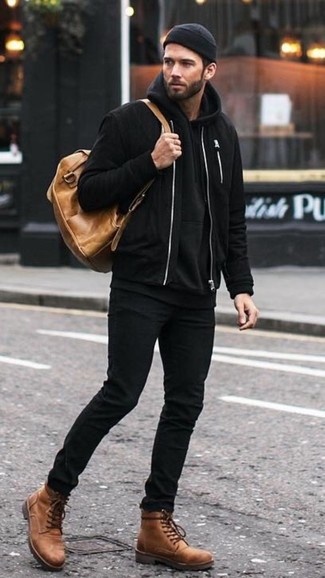 Какие повседневные ботинки носить с черным бомбером мужчине