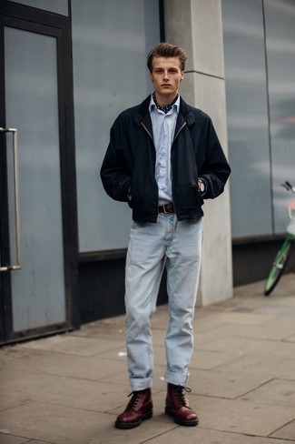 Какие повседневные ботинки носить с черным бомбером мужчине