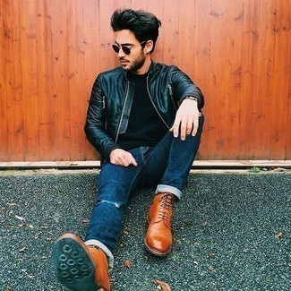 Какие повседневные ботинки носить с черным бомбером мужчине