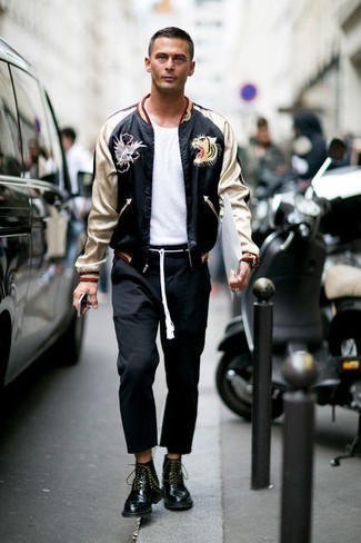 Какие повседневные ботинки носить с черным бомбером мужчине