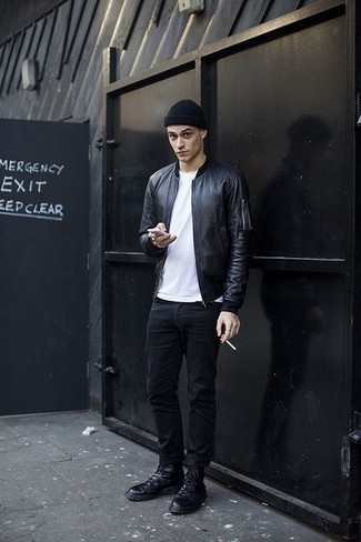 Какие повседневные ботинки носить с черным бомбером мужчине