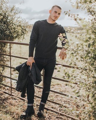 Какие повседневные ботинки носить с черным бомбером мужчине