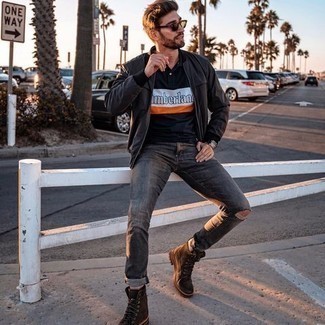 Какие повседневные ботинки носить с черным бомбером мужчине